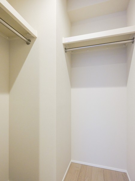 ウォークインクローゼットがあるため、お部屋の居住スペースを広々お使いいただけます。