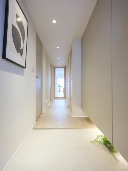 ダイニングからも明かりを取り込む玄関スペースです。大容量のシューズボックスにはご家族分のシューズもたっぷりと収納可。人感センサー照明付きでいつでも明るい空間がお出迎え。