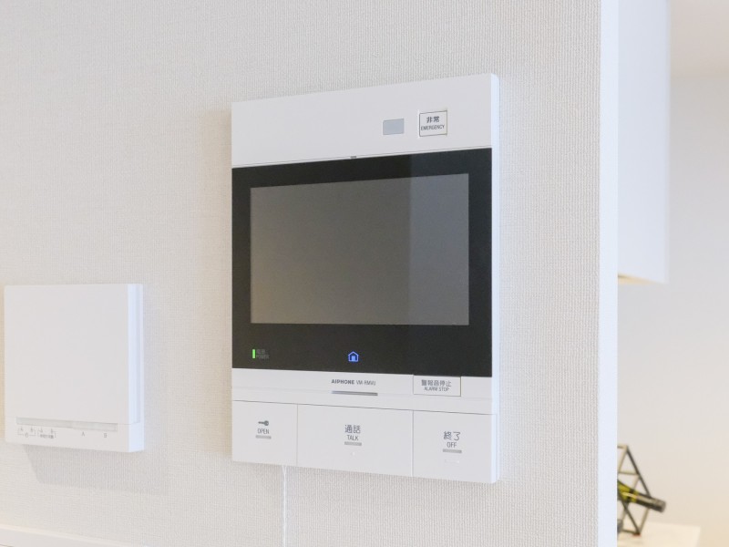 ◆TVモニター付インターホン◆訪ねてきた相手をモニター越しに確認でき、防犯対策に役立ちます。インターホン越しに話をすることが可能です。