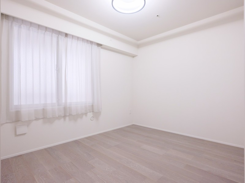 洋室1はリビングから一番遠く、プライベート性が高いお部屋です。テレワークや読書など落ち着いた時間を過ごすのにもぴったりなお部屋です。