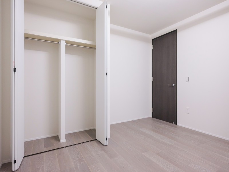 洋室1には頼もしい収納力を持つクローゼットを備え付けました。居室部分を広々とお使いいただけます。のびやかな空間の中で、ほっと一息つけるやすらぎの時間が流れます。