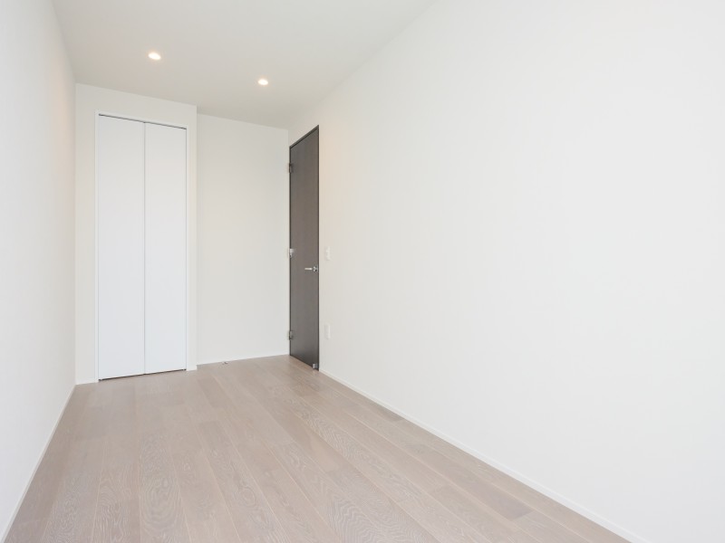 洋室2にも明るい自然光が注がれます。凹凸が少なく、家具を配置しやすいお部屋です。クローゼットも備え付けました。