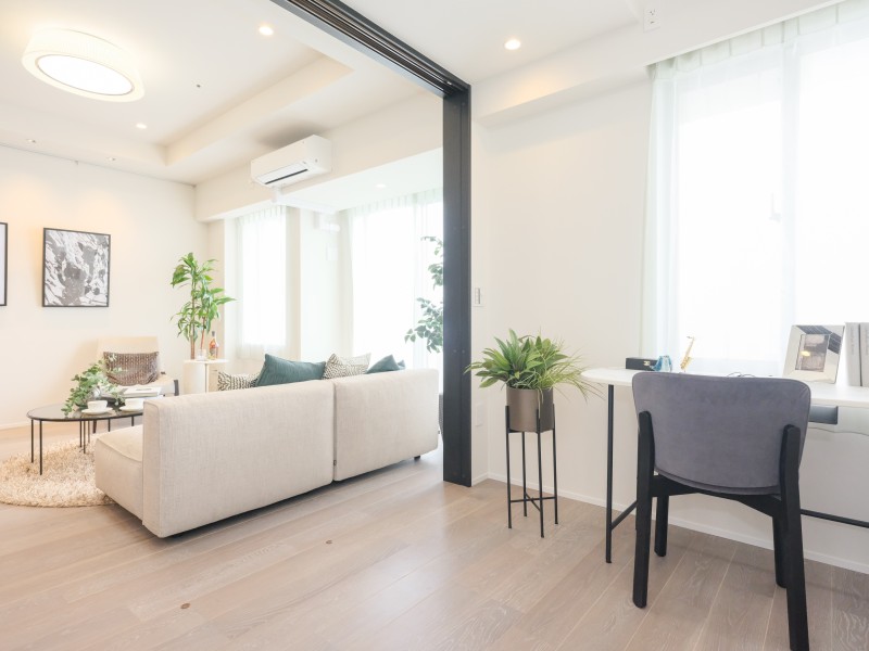 リビングに隣接した洋室3です。普段は引き戸を開放し拡張リビングとして使ったり、来客時は引き戸を閉めてプライベート空間を隠したり、フレキシブルにお使いいただけます。