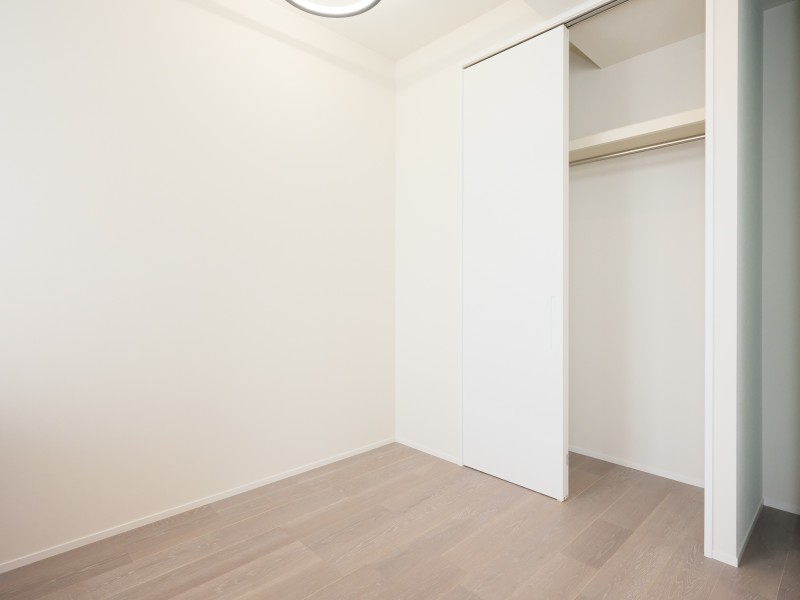 洋室3にもクローゼットを設けました。お手持ちの洋服やお荷物を気軽に収納できるので、お部屋をすっきりと保てますね。