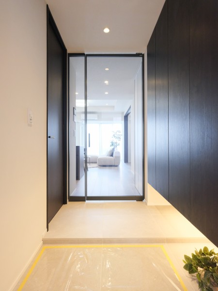 リビングダイニングからの光を取り込んだ明るい廊下部分です。大切なご家族の「ただいま」「おかえり」が行き交う心温まる空間です。