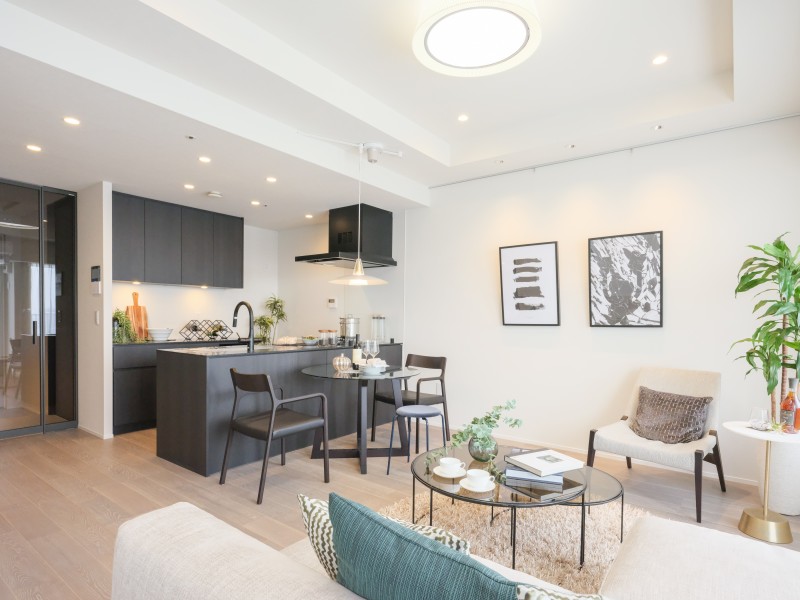 ピクチャーレールを設置したので壁を傷つける心配なくお気に入りのアートやグリーンを飾りインテリアを楽しめます。