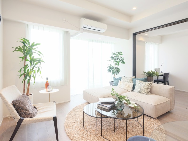 折り上げ天井が空間を縦に広げ、ゆとりのあるリビングに仕上がりました。品のある街に調和した上質なお部屋です。