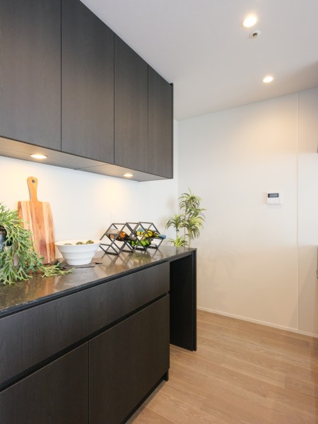 キッチンとお揃いでスタイリッシュなカップボードを備え付けました。ラクな動きで道具を取り出せたり、調理中のムダな手間を省けたり、料理がさらに快適になります。