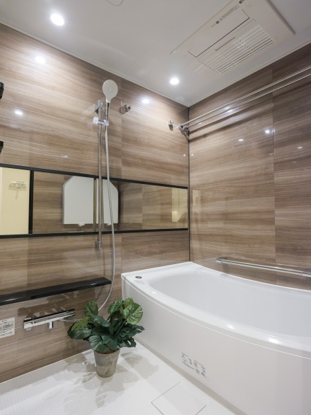 スタイリッシュで清潔感が溢れるバスルーム。ゆったりとくつろげる空間で、身体も心も癒されます。暖房・涼風・換気・乾燥機能付きで1年中快適です。