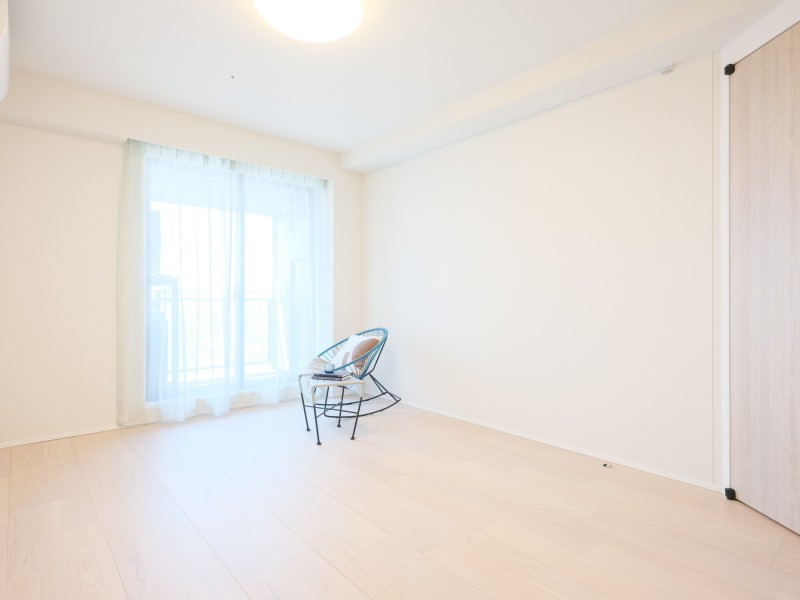 バルコニーに隣接した、自然光が降り注ぐ洋室1です。約7.5帖の広さがあり、ゆったりとお過ごしいただけます。主寝室にぴったりです。