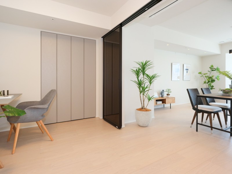 約6.1帖の洋室2は、普段は引き戸を開放し拡張リビングとしてお使いいただけます。柔軟性の高い居室です。