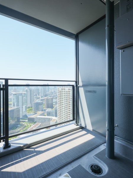 46階部分で開放的な眺望が楽しめる西向きのバルコニーです。暮らしに大切な光と風を感じることができる空間です