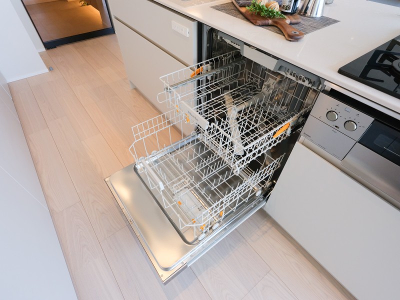 ◆食器洗浄機◆家事の時間を短縮できる優れもの。さらに節水・節約を同時に行うことができるので、人気があり重宝します。