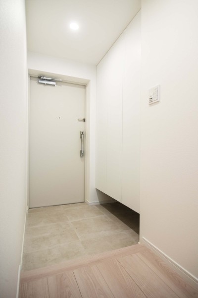 フットライトと人感センサーライトを設置した玄関です。収納力のあるシューズボックスも備え付けましたので玄関もすっきり保てます。