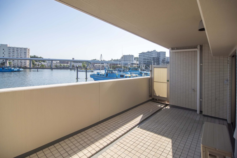 ゆったりとしたテラスは暮らしの中で大切な光と風を演出してくれる居心地の良い空間です