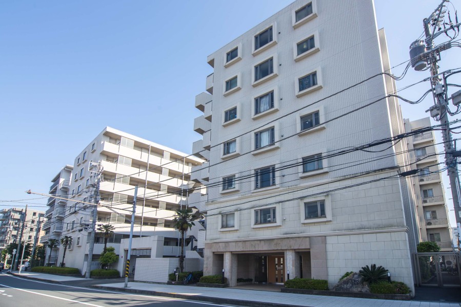 白いタイル貼りの清潔感のあるマンションです。ベイサイドに位置しながら都心部へのアクセスも良好です。