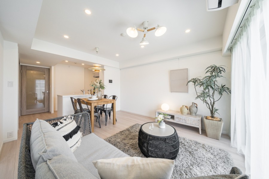 心がほっとする陽光が注がれるリビングダイニングは、開放感と安らぎを享受したのびやかな住空間です。お食事中も明るい日差しを感じながら過ごせそうです。