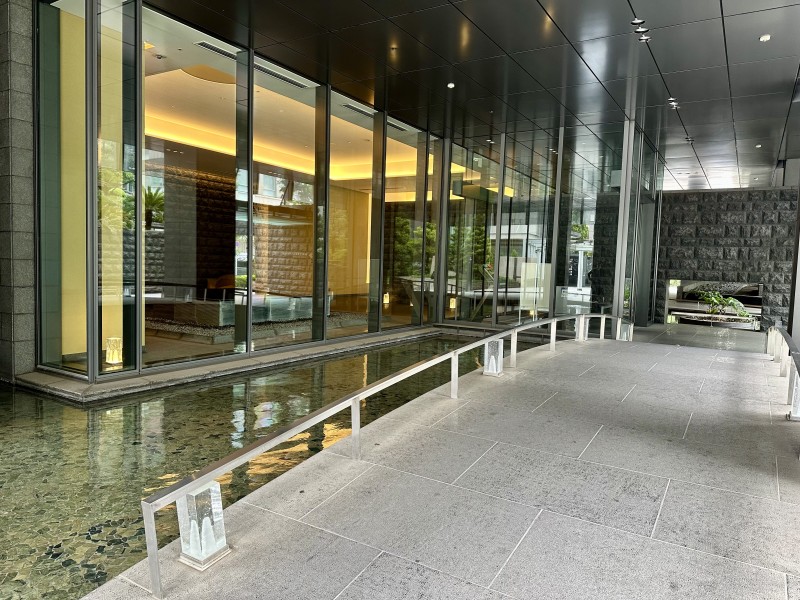 エントランスは、街ならではの情緒を引き継ぐ石垣と水盤によって表現した「アクアアプローチ」が設計された洗練された空間です。