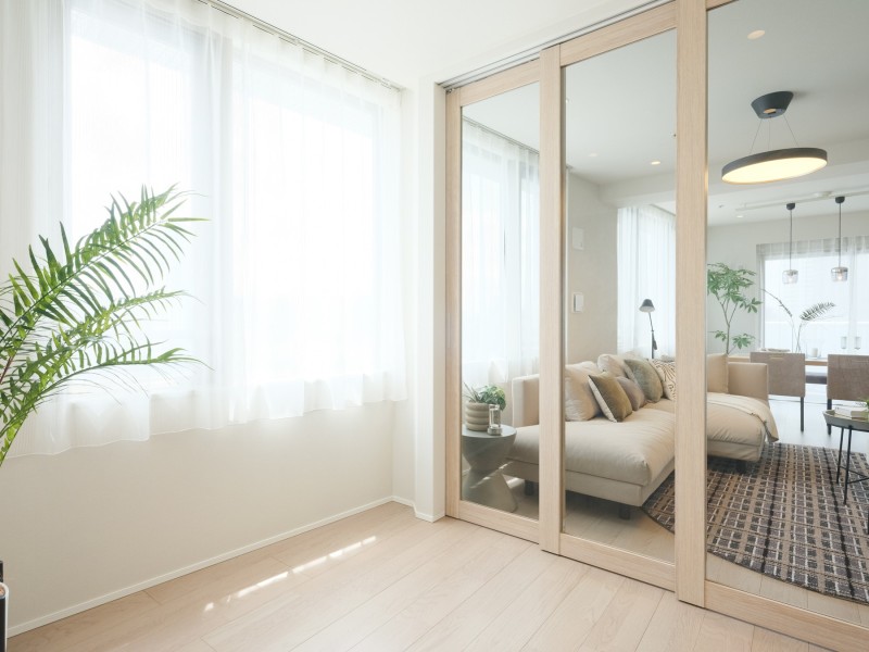 リビングに引き戸で隣接した洋室2です。引き戸を開放すれば拡張リビングとしても使え、ライフスタイルに合わせた柔軟な使い方が可能です。