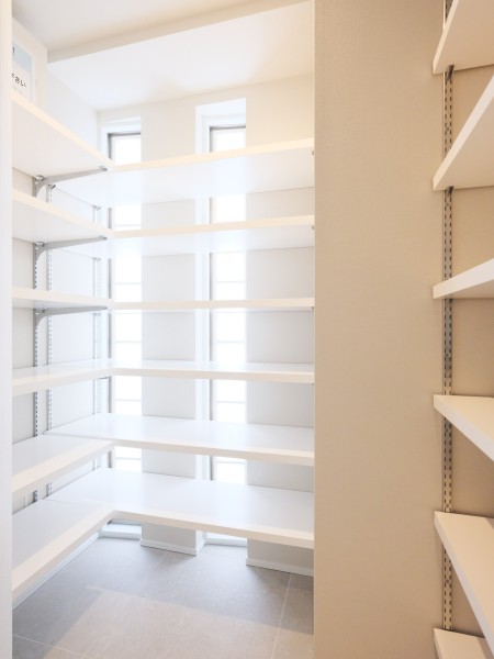 玄関からアクセスできるシューズインクローゼットです。豊富な可動棚付きでシューズはもちろん、アウトドアグッズや雨具なども収納可能です