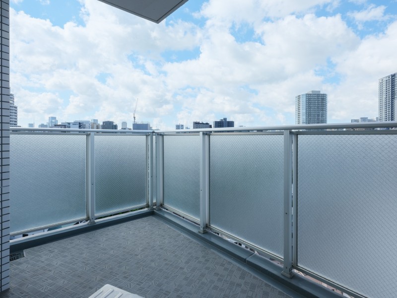 バルコニーはめいっぱいの自然光を採り込む開放的な空間です。暮らしに大切な光と風を感じ、明日への活力を養えるリフレッシュスペースです。