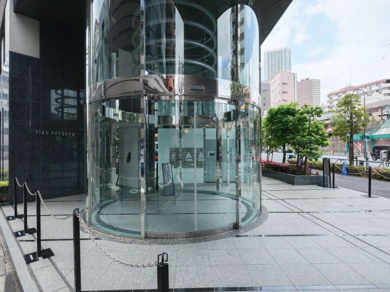 風除機能も備わったモダンなエントランスです。お手入れが行き届いた清潔な共用部が、安らぎに満ちた暮らしへ誘います。