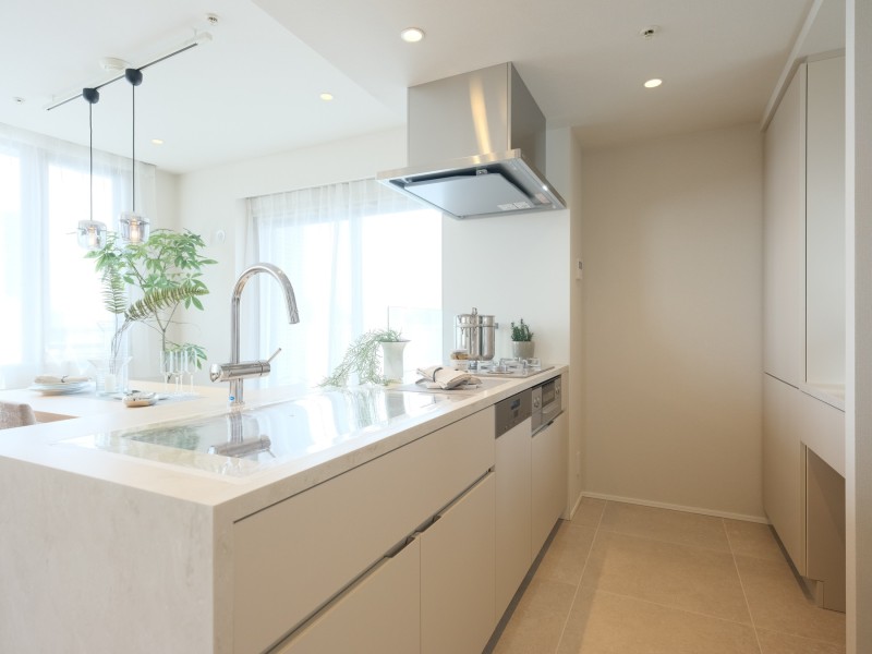 快適な機能が充実したキッチンです。開放的なオープンタイプでお部屋に美しく溶け込むデザイン。ガラストップのガスコンロは油汚れも簡単に落とせます。