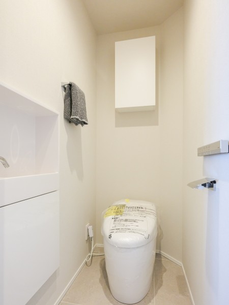 レストルームも上品さが宿る安らぎのスペース。洗練されたお部屋にぴったりなスタイリッシュなタンクレストイレに加え、手洗いカウンターが設置されています。