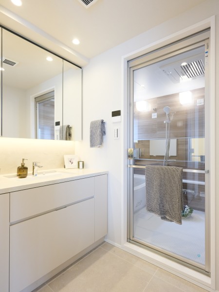 入浴後の豊かな時間を演出し、心からくつろげるプライベートスペースの洗面化粧室です。白を基調とした空間は清潔感が溢れています。