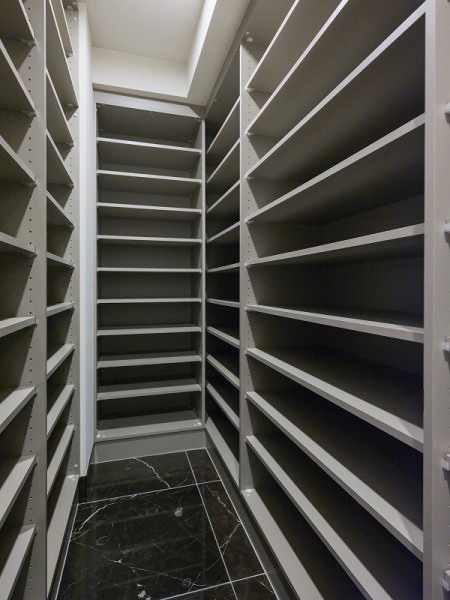 約3.2帖の玄関からアクセスできるシューズインクローゼットです。豊富な可動棚付きでシューズはもちろん、アウトドアグッズや雨具なども収納可能です。