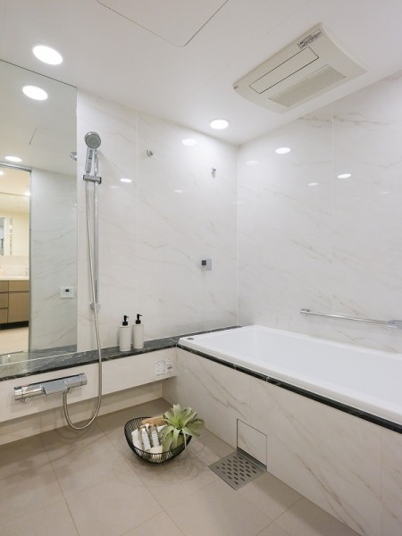 1822サイズの大型ユニットバスとミストサウナでゆったりとくつろげ、身体も心も癒されるバスルームです。暖房・換気・乾燥機能付きで1年中快適です。