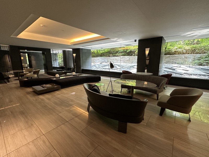 Minotti社のインテリアが配されたロビーからは、日本の空間美「枯山水」を模した中庭を望みます。心落ち着く優雅な空間です。