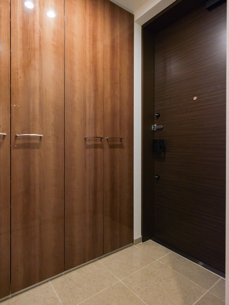 住まいの顔になる玄関は、落ち着いた品格を感じます。天井までの高さがあるシューズボックス付きなので、玄関をすっきり綺麗に保てます。