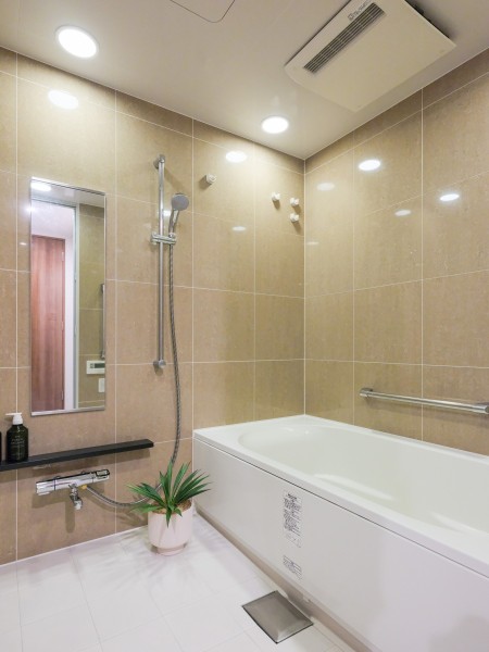 毎日のバスタイムを贅沢に、豊かにしてくれるバスルームです。ゆったりとくつろげる空間で、身体も心も癒されます。暖房・涼風・換気・乾燥機能付きで1年中快適です。