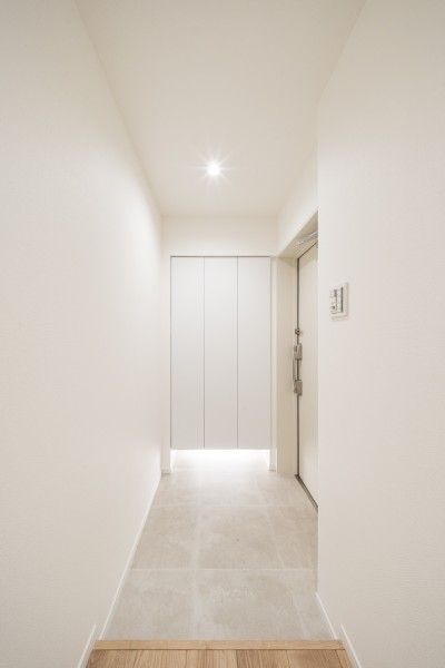 玄関には人感センサー付きライトを設置したので、暗い時間帯のご帰宅や両手が塞がっているときも快適です。