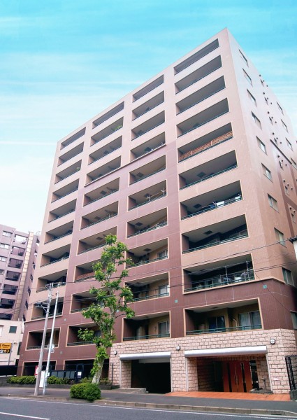 快適な暮らしの舞台が整う「横浜」駅まで徒歩10分。通勤からプライベートまで様々な快適、利便性、楽しみを享受できる住環境です。 13.バルコニーは物干し金物付き、天気の良い日には洗濯物がしっかりと乾きそうです。