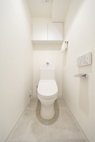 優れた節水効果や汚れが付きにくい便座など、ほしかった機能が揃ったウォシュレット一体型トイレです。背面には収納に便利な吊戸棚収納を備え付けました。