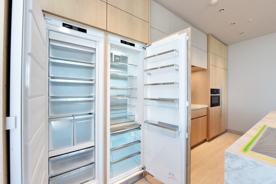 ドイツのミーレ製の冷蔵庫・冷凍庫を備え付けました。統一感のある扉の中に設置されていますので、インテリアやお部屋の雰囲気を壊すことがありません。冷蔵庫と冷凍庫が別々なので、たっぷりと保存できます。