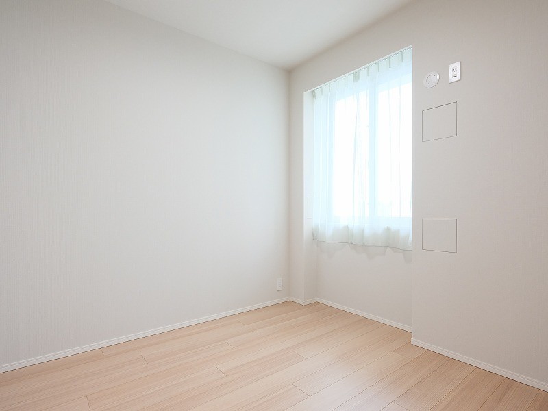 南向きの洋室2は、窓からの光で満たされた約4.8帖のお部屋です。リビングに隣接していながらもプライベート性の高い、伸びやかな時間をお過ごしいただける空間です。