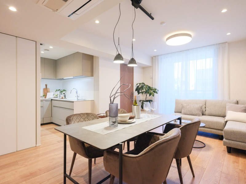 約17.3帖の広さを誇るLDKには大きな窓からの自然光が降り注ぎます。伸びやかな空間で、家族団欒のひとときも大切にお過ごしいただけます。