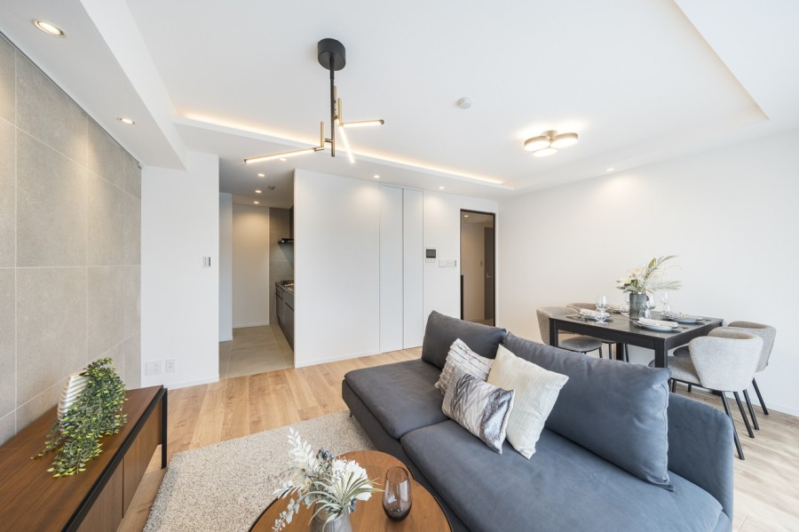 約16.5帖のゆとりあるLDKは、床暖房完備ですので、冬も足元からぽかぽかで裸足でくつろぎたくなるような空間です。折り上げ天井で開放感があります。