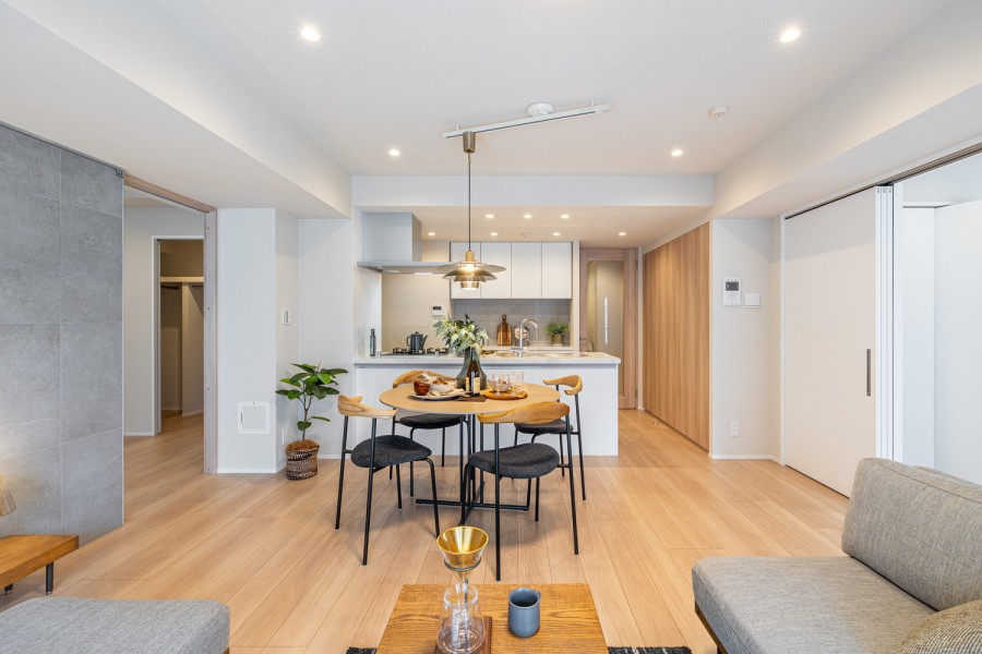 お部屋は自然の優しい温もりを添えた居心地の良い内装に仕上がりました。リビングには床暖房が敷設され、ご家族みなさんが一年中快適にお過ごしいただけます。