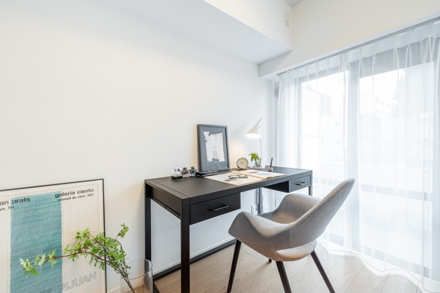 同じくバルコニーにつながる洋室2です。穏やかな自然光が入り、テレワークや作業スペースにもぴったり♪のびのびとお過ごしいただけるお部屋です。