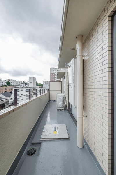 爽やかな風が吹き抜け、心地よい自然光が降り注ぐバルコニーです。陽当たり良好で洗濯物がしっかりと乾かせそうです。