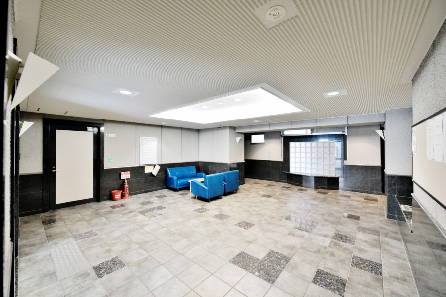 共用部分には宅配ボックスが設置されており、不在時のお荷物の受け取りにも便利です。