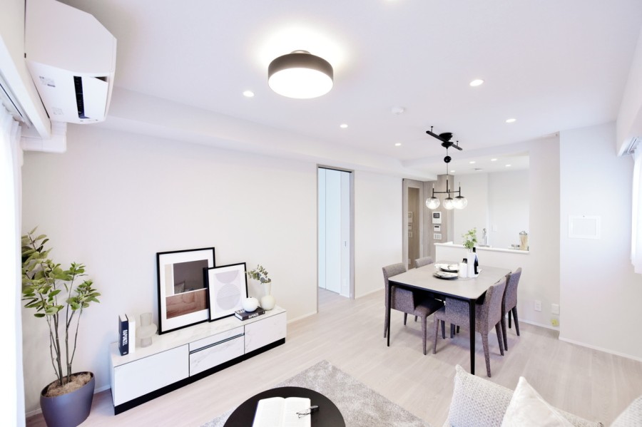 全面リノベーション実施済み、LDKにはエアコン１基備え付けました。南と東の二面採光で明るく開放感のあるLDKは約12.9帖の広さです。セカンドハウスの利用にもおすすめです。