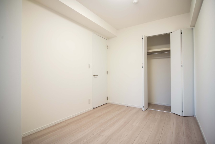 洋室1にあるクローゼットは、枕棚とハンガーラックがあり、たっぷり洋服を収納できます。