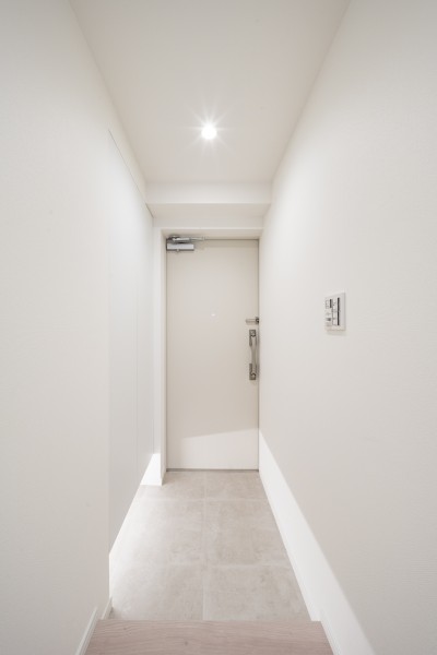 玄関には天井まで高さのあるシューズボックスを造作しました。人感センサー付きライトを設置したので、暗い時間帯のご帰宅や両手が塞がっているときも快適です。