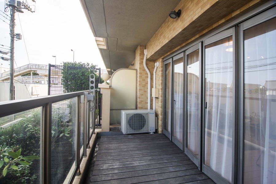 広々としたオープンエアスペースには物干し金物がついているので、晴れた日にはしっかりと洗濯物を乾かせそうです。