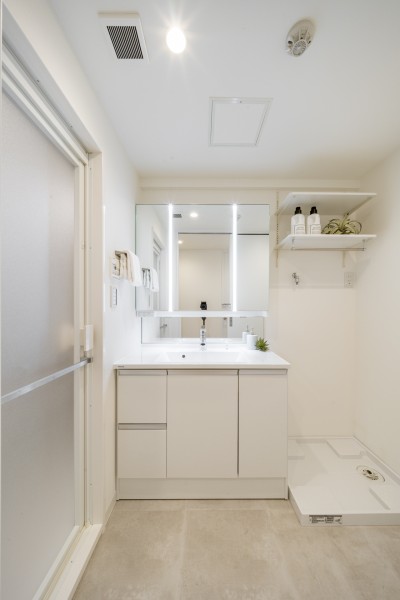 高機能なPanasonic製洗面化粧台を新規設置。三面鏡裏や足元の収納など使いやすさも兼ね備えています。